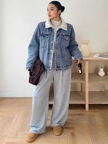 Dazy Plus 保暖内衬牛仔夹克，时尚街头风格，带口袋和撞色设计，大码女款 - 深色水洗藍 - 查看 4