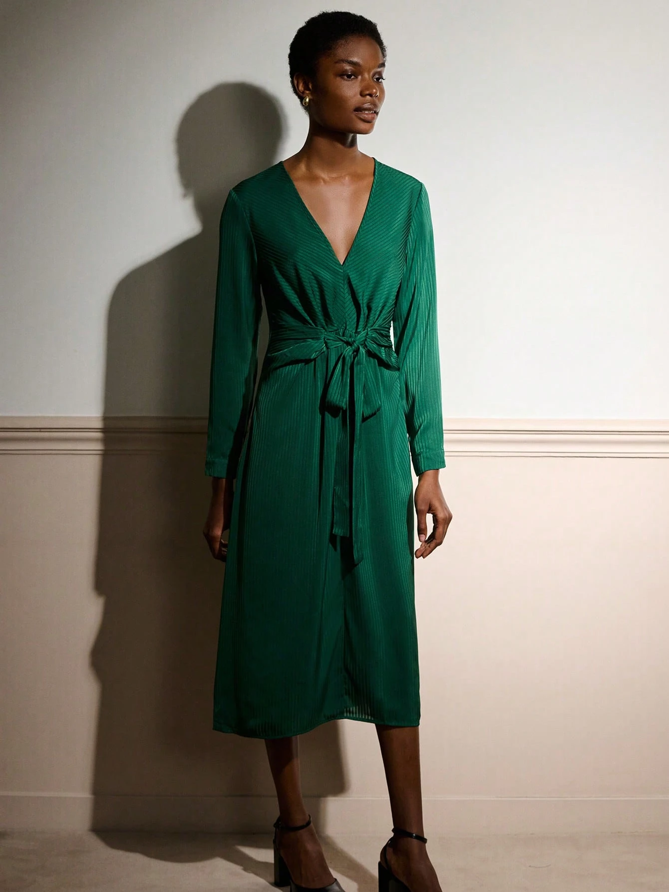 Vestido largo de satén con cuello en pico y detalle de frente retorcido, elegante para otoño e invierno