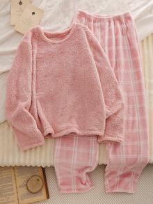 2 件圣诞快乐少女睡衣套装，毛茸茸的浅粉色长袖上衣和粉色格子裤，鲜艳印花弹性柔软面料，可机洗舒适配套服装（单独出售）