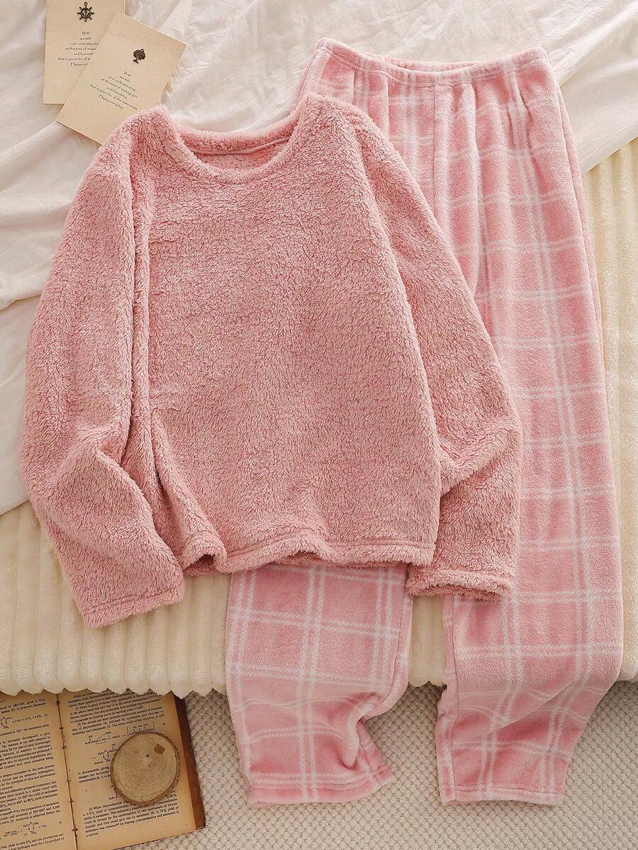 2 件圣诞快乐少女睡衣套装，毛茸茸的浅粉色长袖上衣和粉色格子裤，鲜艳印花弹性柔软面料，可机洗舒适配套服装（单独出售）