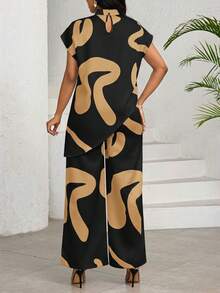 SHEIN Lady 优雅通勤简约几何印花两件套女装两件套夏季女装度假装女装两件套女装黑金印花套装女装休闲裤套装短袖上衣和裤子 - 彩色 - 查看 2