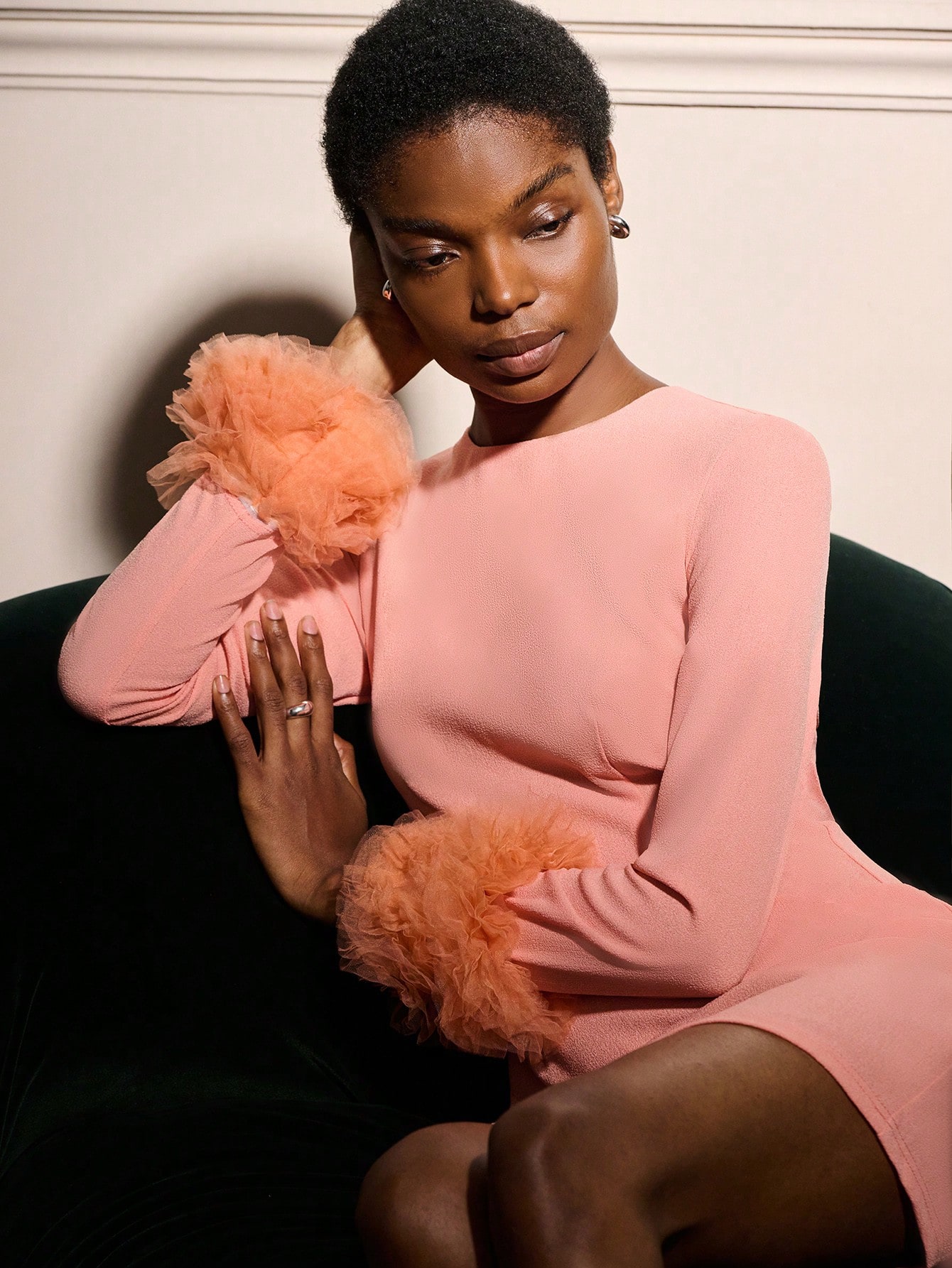 Vestido Mini Rosa com Punhos de Tule Dramáticos, Conjunto de Festa de Destaque