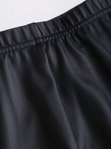 Sweetra Bộ 2 áo hở lưng cổ chữ V, viền bất đối xứng, áo và quần ống loe cổ điển cạp thấp cho nữ, chất liệu da PU màu đen, trang phục dự tiệc thời trang, thu/đông - màu đen - Xem 4