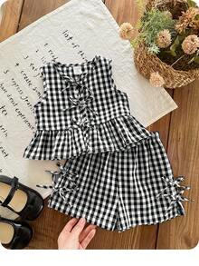 SHEIN Ensemble 2 pièces d'été pour bébé fille : Top sans manches décoré d'un nœud à carreaux noir et blanc, et short à taille élastique