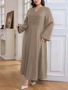 Al Najma 大码女式纯色V领纽扣设计长袖休闲阿拉伯风长裙 - 卡其色 - 查看 6