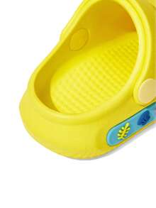BABY SHARK X SHEIN Cute Ocean Fish Cartoon Pattern Baby Toddler Yellow Hole Shoes, EVA Material Is Light And Non-Slip, Protects Small Feet, Can Be Wet, Suitable For Home Or Out Use, Unisex, Boys & Girls