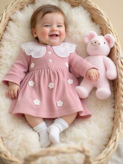 SHEIN 新生女婴人造毛皮针织连衣裙，柔和的粉色，毛茸茸的面料，蕾丝领口，花朵装饰，甜美优雅