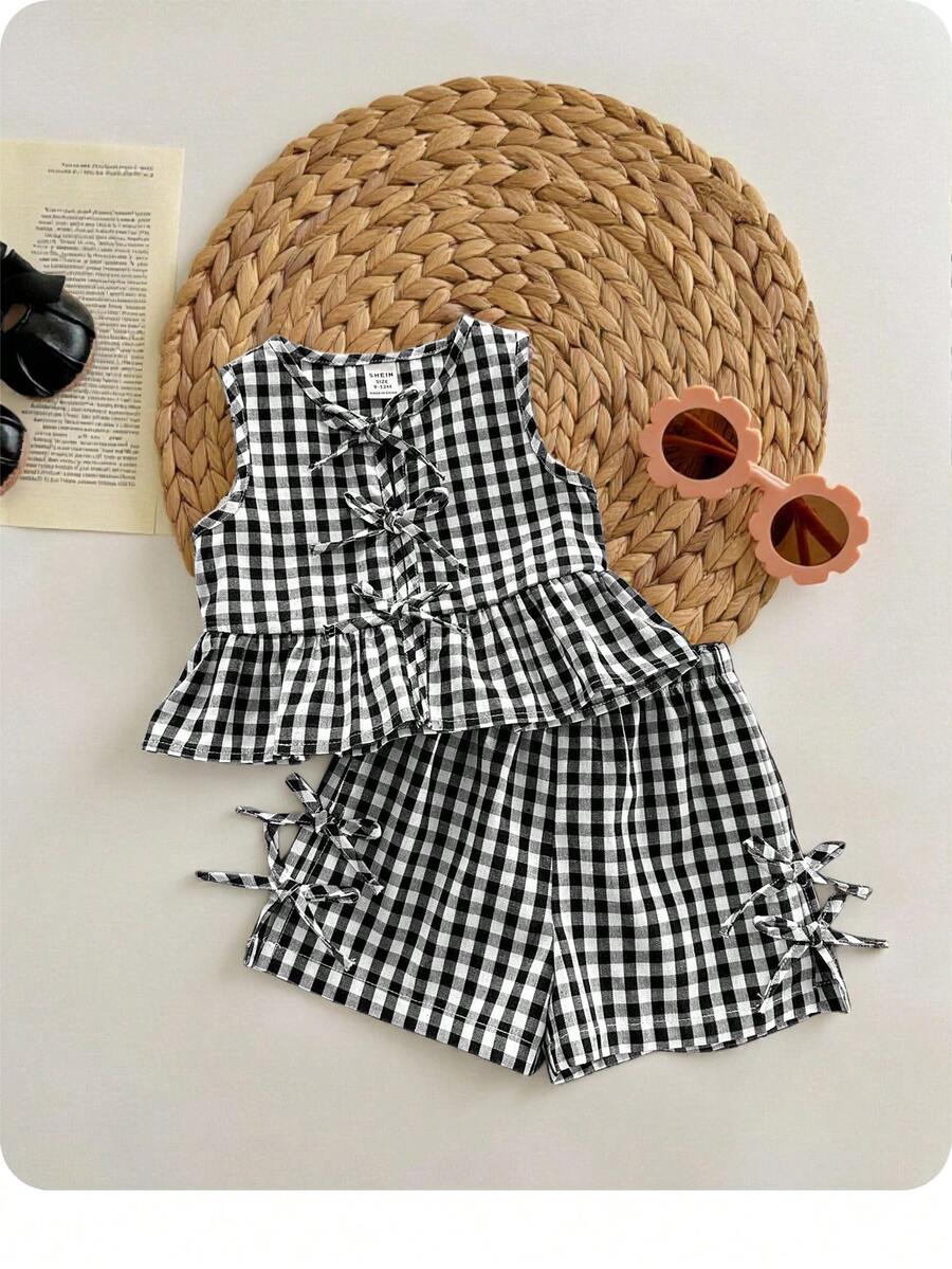 SHEIN Ensemble 2 pièces d'été pour bébé fille : Top sans manches décoré d'un nœud à carreaux noir et blanc, et short à taille élastique