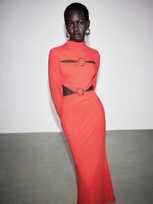 SHEIN Luminelle فستان حفلة عيد الميلاد الأحمر للنساء، ذو ياقة عالية وأكمام طويلة، مزين بتفاصيل معدنية غير متماثلة ومقطوع في الخصر، مناسب للارتداء في المناسبات