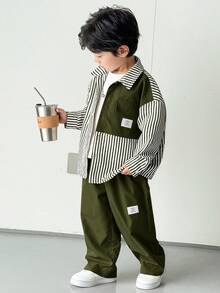 SHEIN 2 件套年轻男童舒适日常穿着宽松韩版时尚条纹长袖衬衫和裤子套装，适合春季、夏季、秋季、冬季、日常穿着、运动、郊游、上学、派对、节日、拍照、返校季 - 軍綠色 - 查看 7