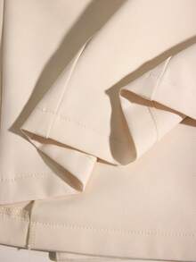 GlowEve Bộ 2 món gồm áo blazer và chân váy phối màu tương phản, size tiêu chuẩn, thích hợp cho mùa Thu/Đông. - Màu be - Xem 6