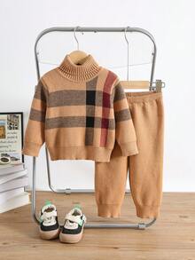 SHEIN 男婴 2 件套高领格纹毛衣和慢跑裤套装，休闲风格，适合秋冬季日常穿着 - 卡其色 - 查看 3