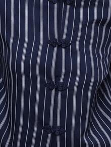 Nöista 这款长袖衬衫采用立领和纽扣前襟设计，修身剪裁，融合了传统中国元素和现代条纹细节，打造出复古现代的风格；适合文艺、休闲或略微正式的场合，易于搭配牛仔裤或简约连衣裙，是女士冬季穿搭、精致日常造型、节日圣诞装扮和优雅新年装束的百搭之选。 - 藏蓝色 - 查看 13