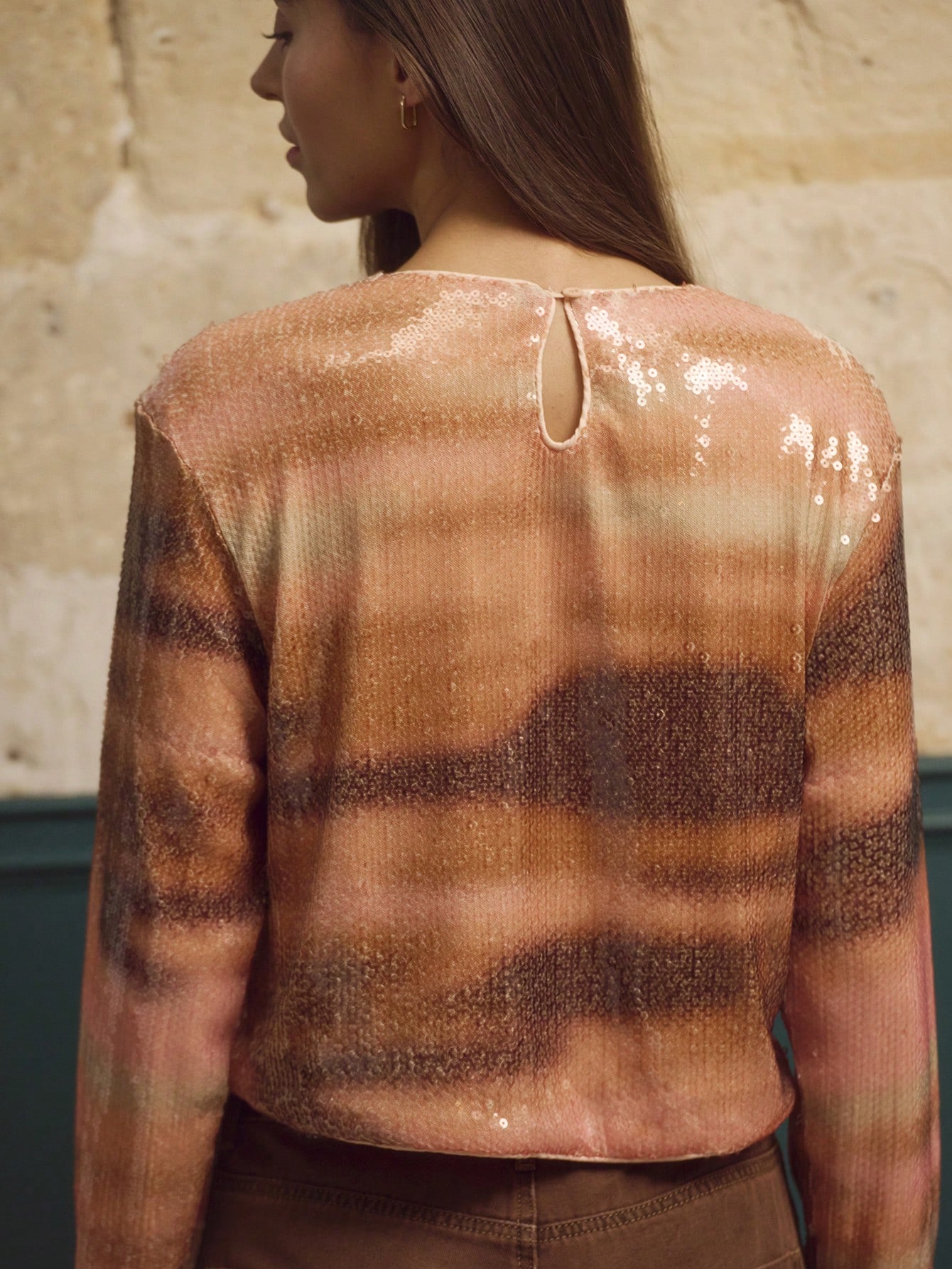 ピンクとブラウンのグラデーションスパンコール付きクロップドセーター、長袖、洗練されたフォール-ウィンター