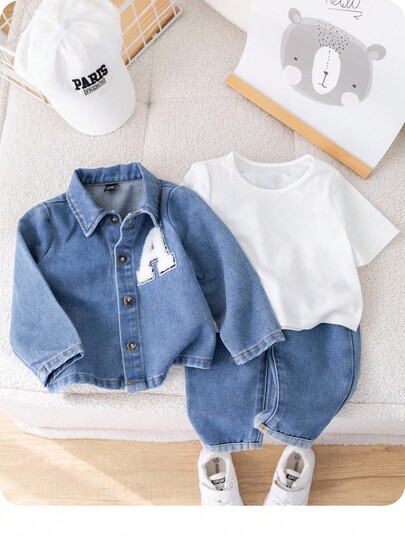 SHEIN Conjunto de 3 piezas de mezclilla para bebé niño/niña, primavera/otoño: chaqueta de mezclilla de manga larga con solapa y cierre de botón, blusa de punto de manga corta blanca, pantalones casuales de mezclilla desgastada. Suave, cómodo y versátil para salidas, la escuela y el hogar