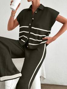 Coordinato di maglia a collo polo a righe e pantaloni