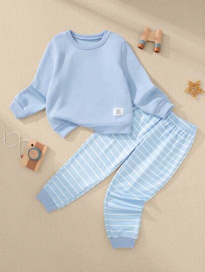 Souflis Souflis Trang phục thường ngày cho bé trai mùa thu/đông | Phong cách đơn giản & tối giản | Phù hợp mặc hàng ngày, hoạt động ở trường, mùa xuân/thu | Áo: Áo nỉ cổ tròn tay dài màu trơn màu xanh nhạt, thiết kế đơn giản & thanh lịch với chi tiết logo nhỏ cho nhiều phong cách