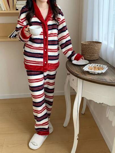 少女优雅简约酒红色、海军蓝、米色条纹绒面拼接酒红色法兰绒领开衫和长裤休闲舒适家居服套装 女士睡衣套装 女士条纹睡衣套装 纽扣睡衣套装