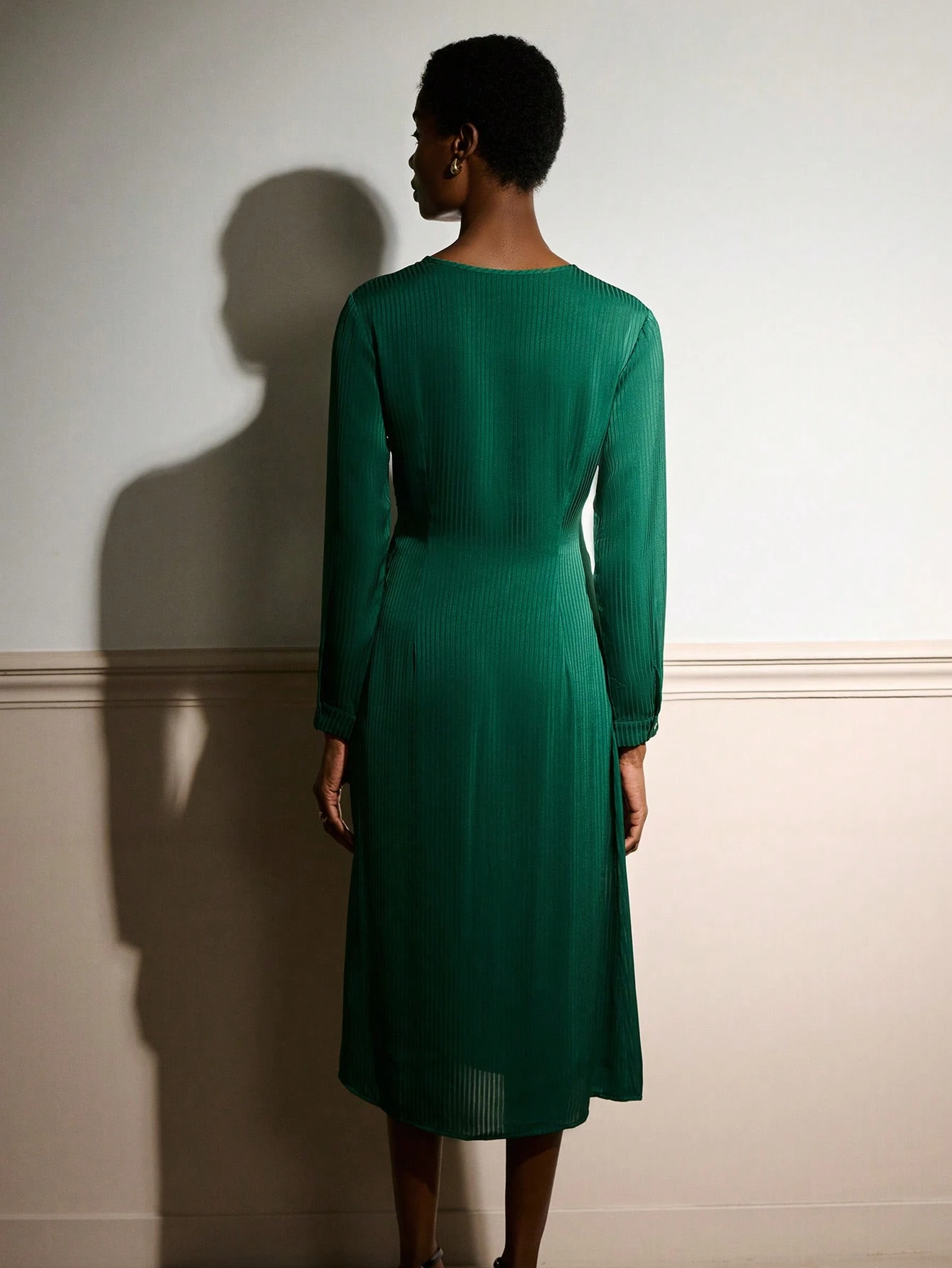 Vestido largo de satén con cuello en pico y detalle de frente retorcido, elegante para otoño e invierno