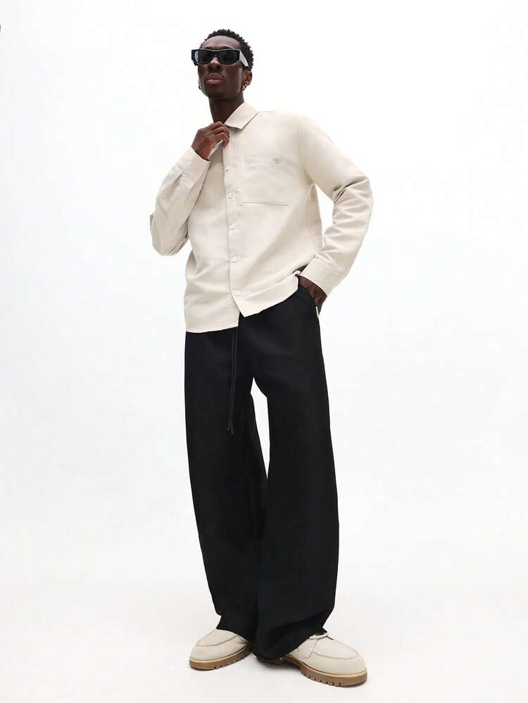 Koszula kremowa z czarnymi spodniami w komplecie