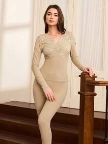 成熟、优雅、舒适的卡其色蕾丝女士睡衣套装