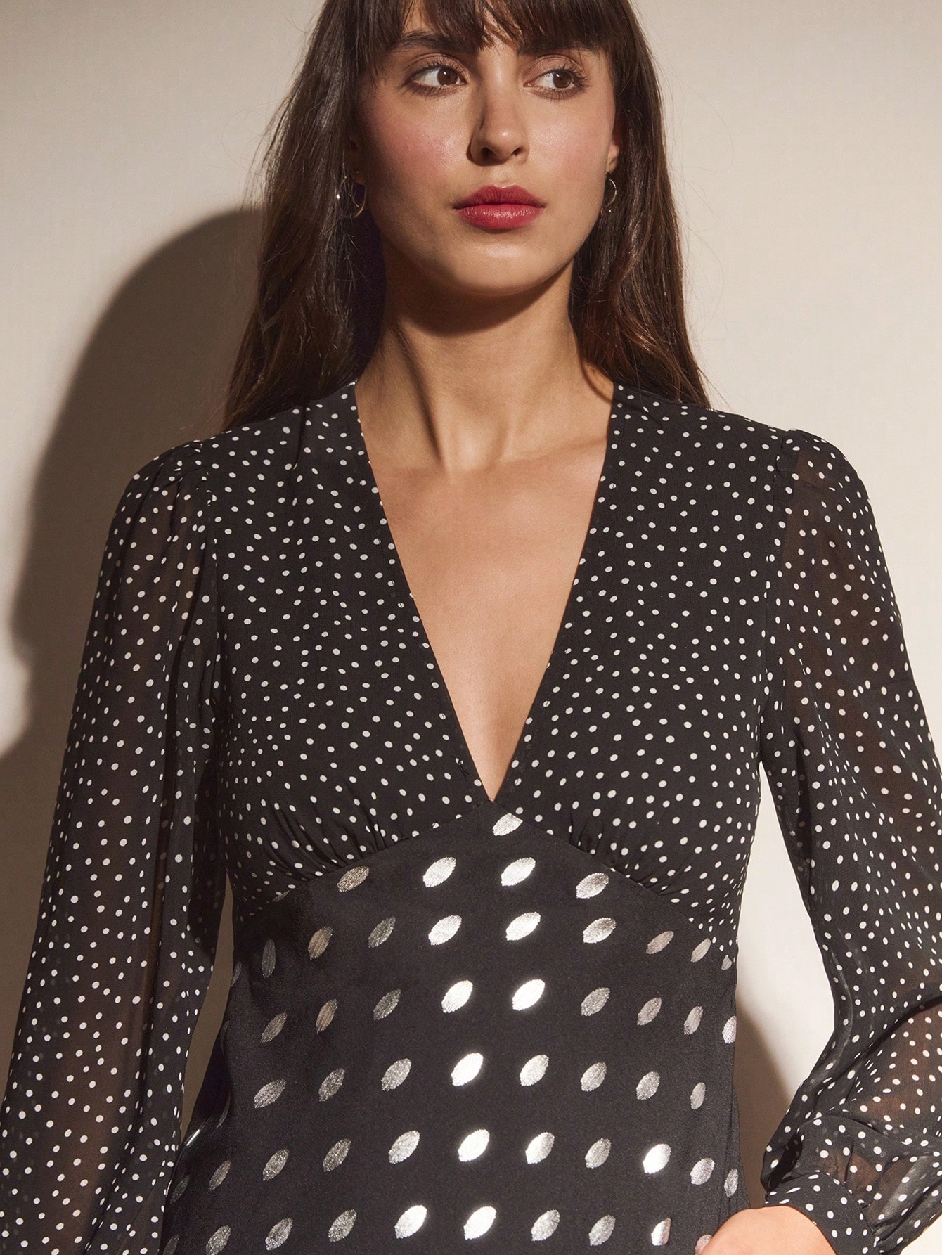 Schwarzes Midi-Kleid mit langen Ärmeln, gewebter Stoff mit metallischem Punktemuster, V-Ausschnitt, Vintage-Stil, elegant für Herbst und Winter