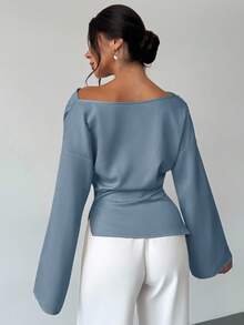 Firerie Áo sơ mi công sở màu mơ, cổ thuyền, tay loe, eo xếp ly, tối giản, thanh lịch, chất liệu satin, cổ áo bất đối xứng, tay chuông, thích hợp mặc đi làm hàng ngày. - Màu xanh bụi bặm - Xem 3