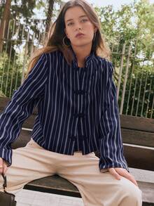 Nöista 这款长袖衬衫采用立领和纽扣前襟设计，修身剪裁，融合了传统中国元素和现代条纹细节，打造出复古现代的风格；适合文艺、休闲或略微正式的场合，易于搭配牛仔裤或简约连衣裙，是女士冬季穿搭、精致日常造型、节日圣诞装扮和优雅新年装束的百搭之选。 - 藏蓝色 - 查看 3