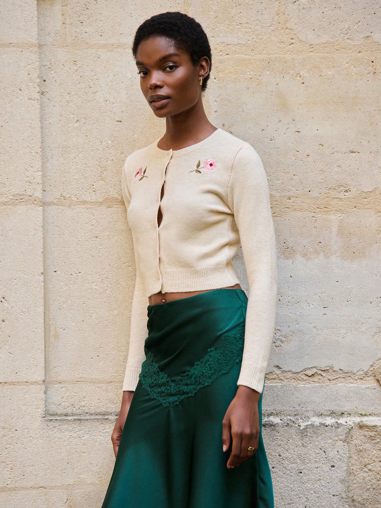 Beżowy dzianinowy kardigan z haftowanymi różami i zapięciem na guziki z przodu, wygodny na jesień i zimę