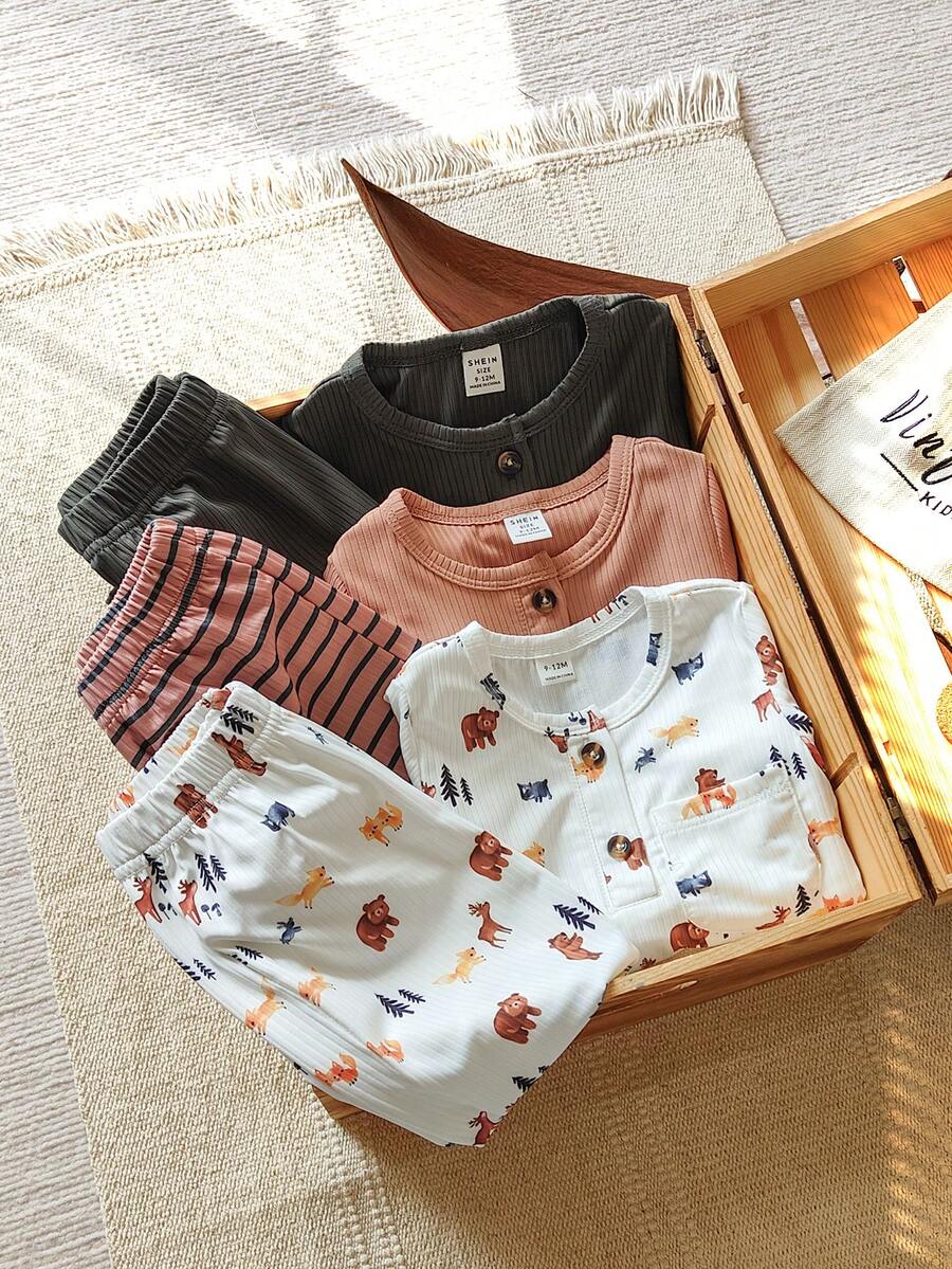 Vintaside Kids Salopetă pentru bebeluși de toamnă și iarnă, cu dungi multicolore, guler rotund, mânecă lungă și pantaloni lungi conici, format din șase piese, este confecționată din material cu dungi și se potrivește perfect. Este complet imprimată cu modele drăguțe de animale și imprimeuri cu dungi, având culori bogate și vii. Este potrivită pentru ocazii precum o excursie, relaxare acasă, învățarea mersului, activități pentru părinți și copii și fotografierea ca suveniruri.