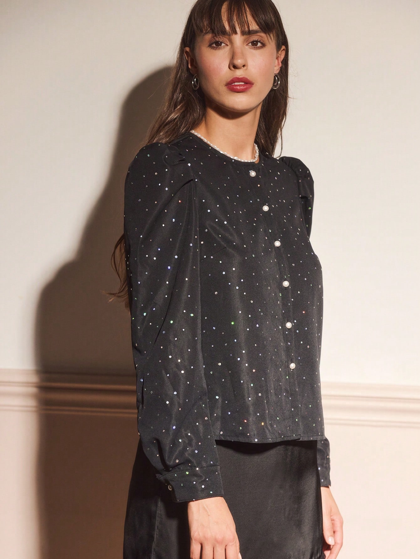 Blusa nera senza colletto a maniche lunghe con decorazioni in metallo e perle, elegante e vintage per feste ed eventi, adatta per l'autunno e l'inverno