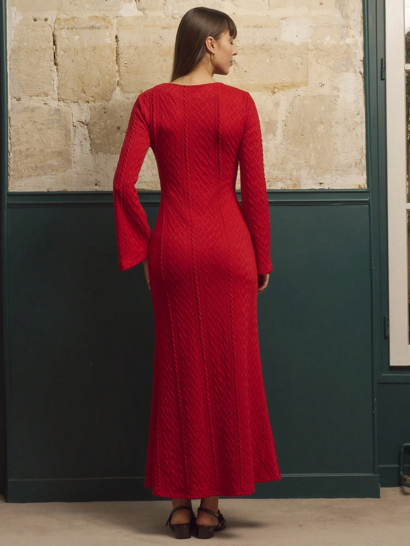 Vestido largo de punto rojo con escote en V profundo, mangas largas acampanadas y detalles con botones en la parte delantera para otoño e invierno