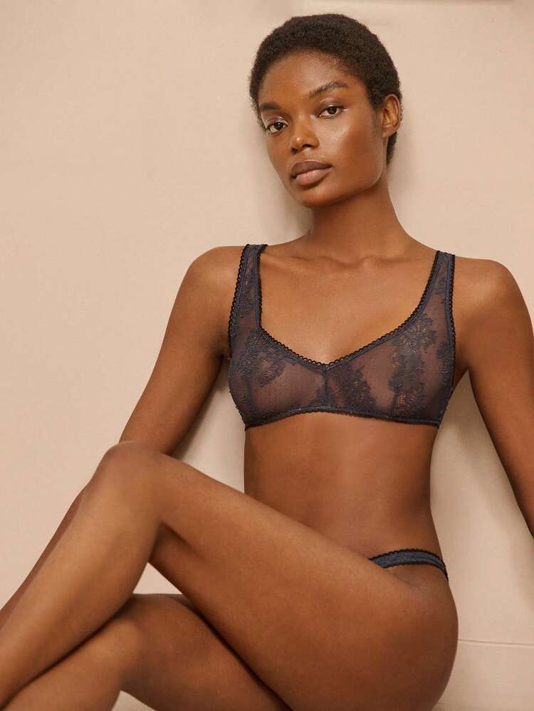 Sexy schwarzes Spitzen-Lingerie-Set mit Dreieck-BH und passendem String