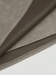 Sweetra Rok Pendek Berlipit Asimetris Ukuran Besar Warna Cokelat dengan Dekorasi Resleting dan Bahan Suede Berbulu Halus, Gaya Minimalis untuk Beraktivitas Sehari-hari, Musim Gugur/Dingin - Light Grey - View 5