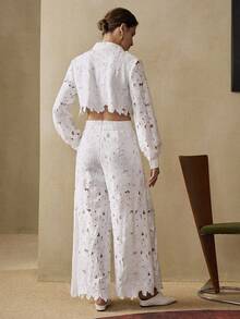Arave 女士水溶性蕾丝面料衬衫领镂空不对称蕾丝短款上衣，无腰带环直筒裤设计，日常休闲两件套，秋季女装，蕾丝两件套，激光镂空女士休闲度假装，女装，邮轮女装，欧洲，女士度假装，两件套，女士生日装，蕾丝两件套，白色蕾丝两件套，两件套，秋季女装两件套 - 白色 - 查看 3