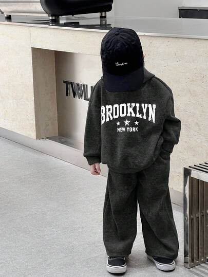 SHEIN 2 件套年轻男童休闲街头时尚韩版雪花连帽运动衫和纯色松紧腰运动裤套装，适合返校、生日、迎婴派对、节日派对、秋冬季