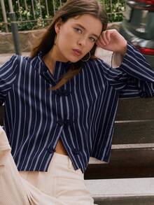 Nöista 这款长袖衬衫采用立领和纽扣前襟设计，修身剪裁，融合了传统中国元素和现代条纹细节，打造出复古现代的风格；适合文艺、休闲或略微正式的场合，易于搭配牛仔裤或简约连衣裙，是女士冬季穿搭、精致日常造型、节日圣诞装扮和优雅新年装束的百搭之选。 - 藏蓝色 - 查看 1