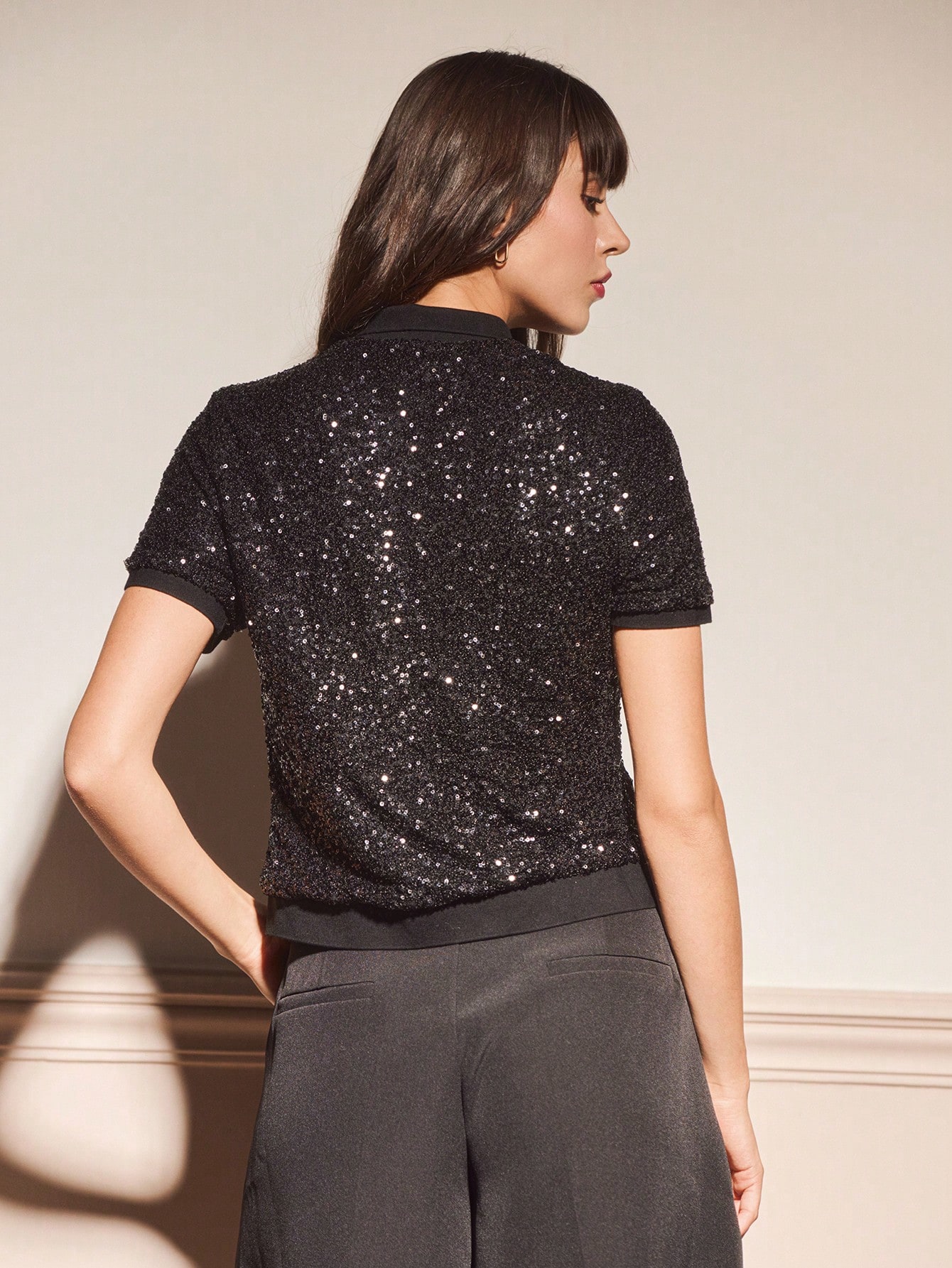 Camicetta con colletto polo, maniche corte, con bottoni e paillettes, adatta per feste, autunno e inverno
