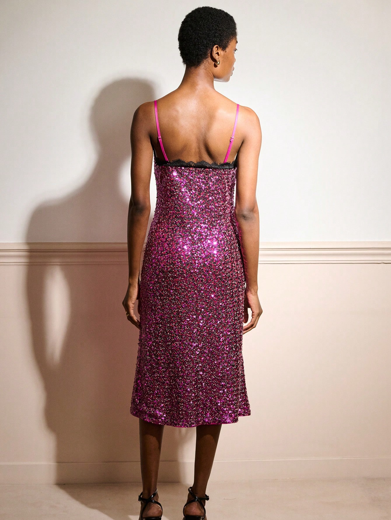 Robe mi-longue à paillettes violettes avec bordure en dentelle noire pour soirée