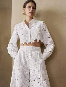 Arave 女士水溶性蕾丝面料衬衫领镂空不对称蕾丝短款上衣，无腰带环直筒裤设计，日常休闲两件套，秋季女装，蕾丝两件套，激光镂空女士休闲度假装，女装，邮轮女装，欧洲，女士度假装，两件套，女士生日装，蕾丝两件套，白色蕾丝两件套，两件套，秋季女装两件套 - 白色 - 查看 5