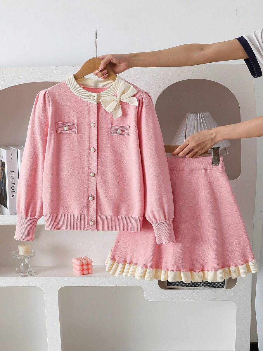 SHEIN Genkimix Kids 青少年女孩毛衣套装,优雅的 3D 蝴蝶结荷叶边下摆毛衣套装,百搭针织开衫 + 迷你裙两件套,长袖毛衣套装适合秋冬季日常穿着、旅行、外出 - 粉色 - 查看 1