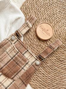 Vintaside Kids Completo da ragazza pre-adolescente composto da una maglietta a maniche lunghe con collo alto beige a righe e un vestito a canottiera in tweed a quadri per l'autunno e l'inverno. Le spalline del vestito a canottiera possono essere regolate in lunghezza e ci sono bottoni in vita per facilitare l'indossare e il togliere. Lo stile è retrò, semplice e da scuola. Il motivo a quadri è alla moda e versatile, rendendolo perfetto per un pomeriggio rilassante a casa, un'uscita e un picnic autunnale, la partecipazione a feste e eventi scolastici. - Cachi - Visualizzare 7