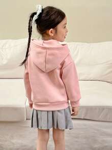 Genkimix Kids Set de 2 piezas con sudadera con capucha de forro polar con bloque de color y estampado de letras, y falda plisada versátil gris para niñas - Multicolor - Ver 2
