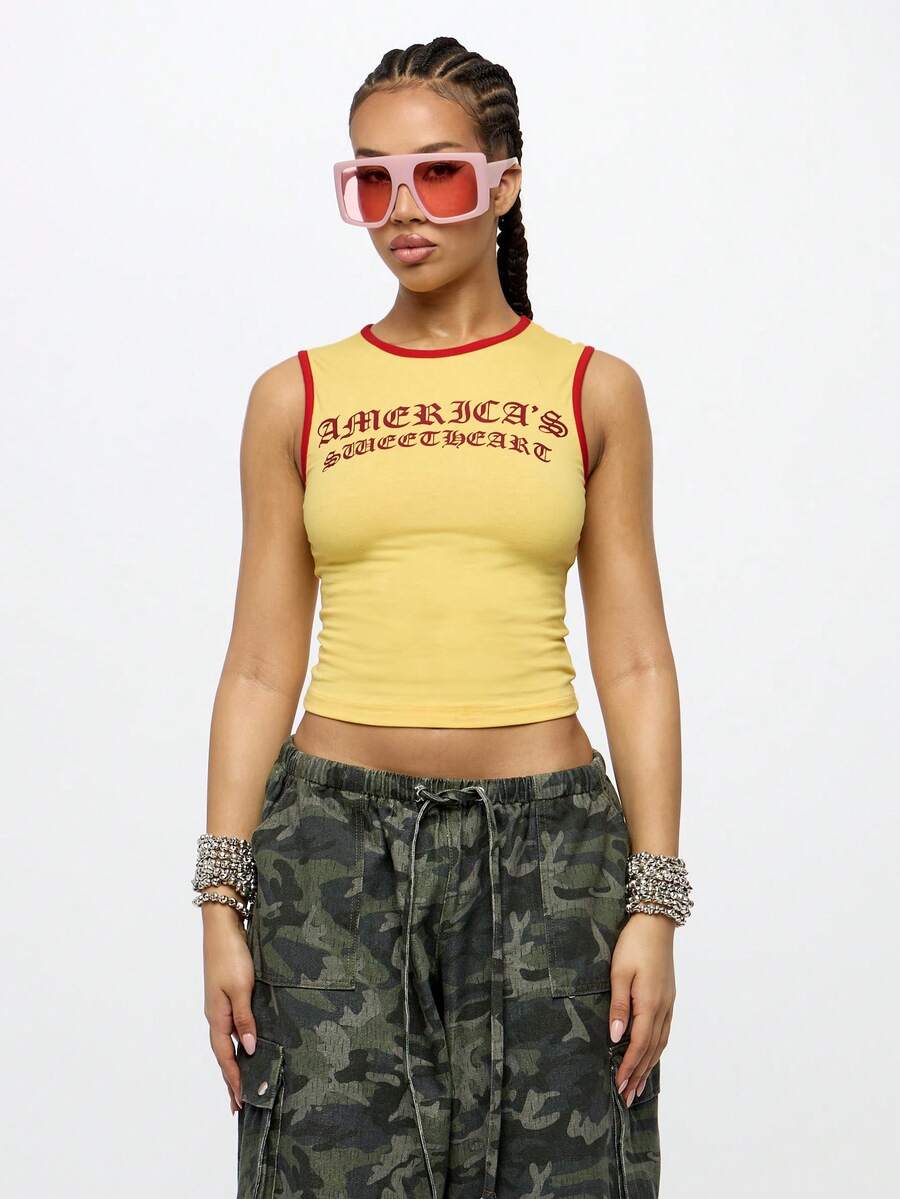 SUMWON Camiseta de tirantes acanalada con ribete de contraste rojo para tallas grandes