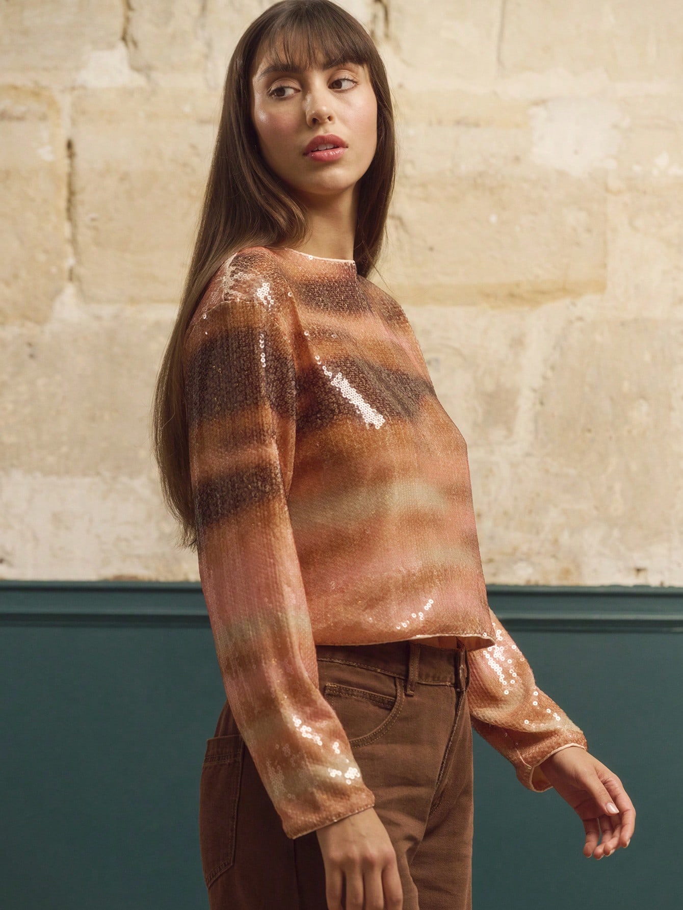 ピンクとブラウンのグラデーションスパンコール付きクロップドセーター、長袖、洗練されたフォール-ウィンター