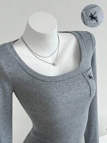 SHEIN Unity Graues geripptes Strick-T-Shirt mit Rundhalsausschnitt, bestickter Pferdetasche, schlanke Passform Langarm Lässig Shirt für Damen, Herbst/Winter, vielseitiger Retro-Stil für Zuhause, Schule, Büro, Alltag - Grau - Übersicht 1