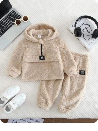 2 件套男婴可爱浅卡其色蓬松连帽衫和松紧腰裤套装，适合秋冬户外滑雪