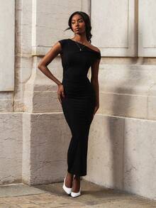 Mima John Vestido negro sólido de verano con hombro asimétrico y drapeado ajustado al Body - Negro - Ver 1