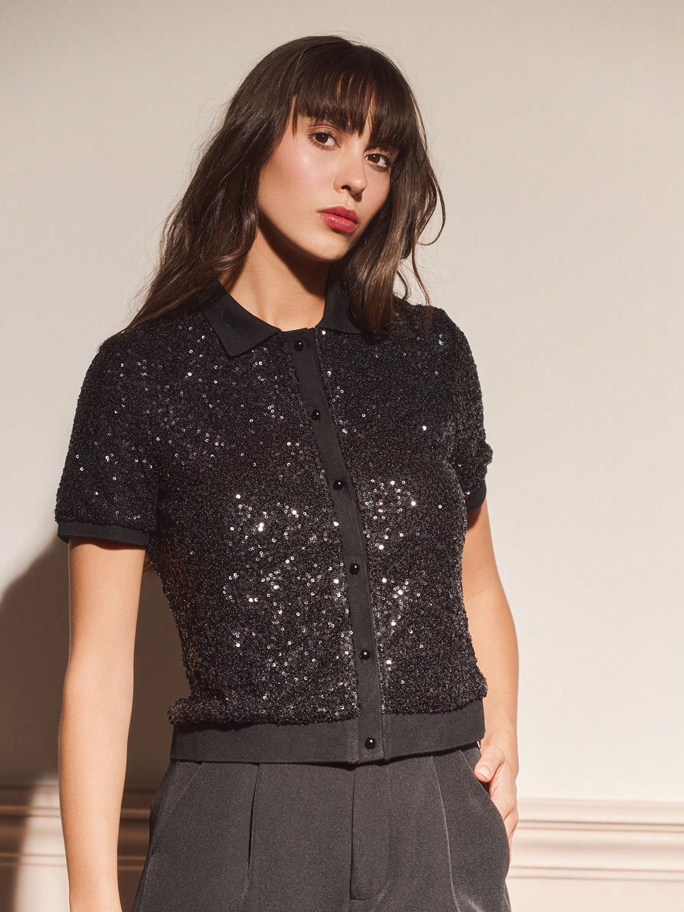 Camicetta con colletto polo, maniche corte, con bottoni e paillettes, adatta per feste, autunno e inverno