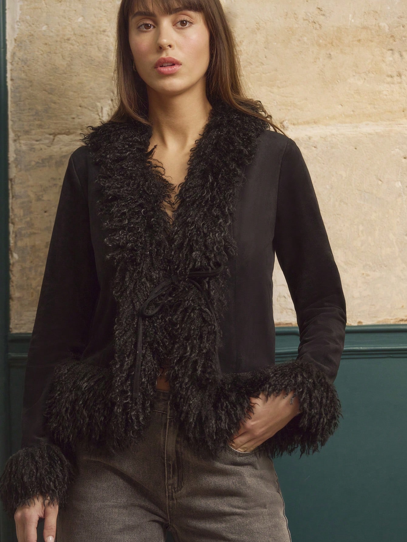 ブラックフェイクスエードジャケット、フェイクファーの襟とカフス、ヴィンテージスタイル、秋冬用ブラックフェイクファージャケット、レディースブラックファージャケット